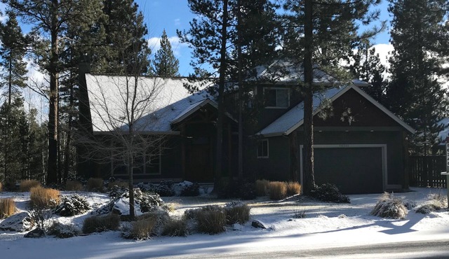 Great River Front Vacation Home in Sunriver with Hot Tub! Pet Friendly DCCA#1432 in Bend