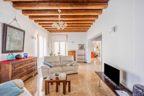 GuestHost - Beautiful Villa With Garden and Private Parking! in Mirano