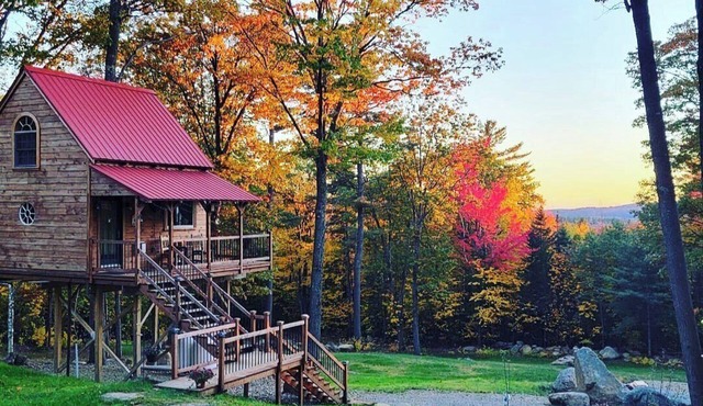 Handcrafted NH Treehouse · 2hr Boston · Fire Pit, Lake, Stargazing in Munsonville