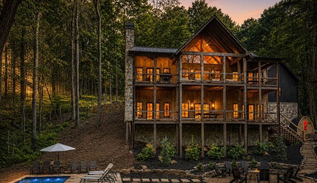 Hemlock Haven: Creekside Paradise Pool Sauna HotTub FirePit Fun Games in Blue Ridge