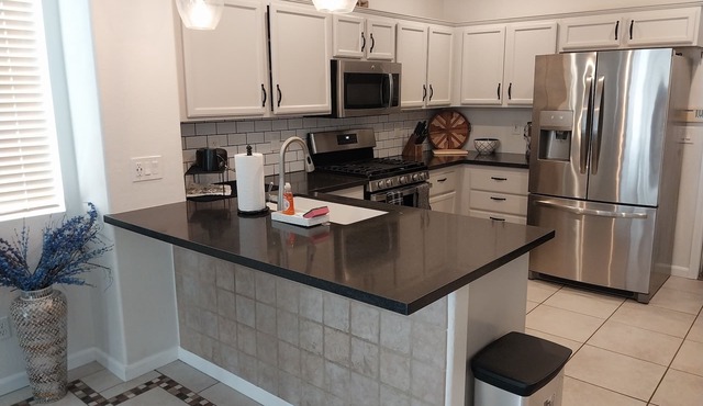 HENDERSONS COMFORT HOME with Pool and Heated Jacuzzi in Henderson NV. in Henderson