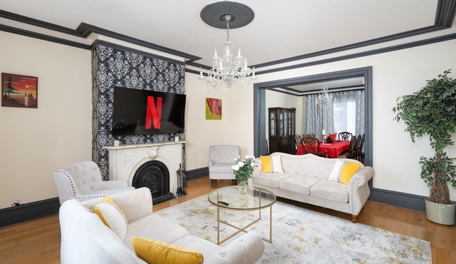 Heritage MTL 🔑 Huge 6Bedroom Waterfront Palace, Free Parking, Airport in Montréal