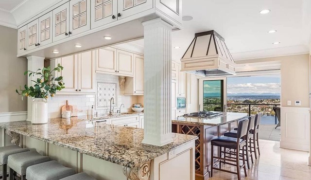 High-end city home loaded with amenities! in Seattle