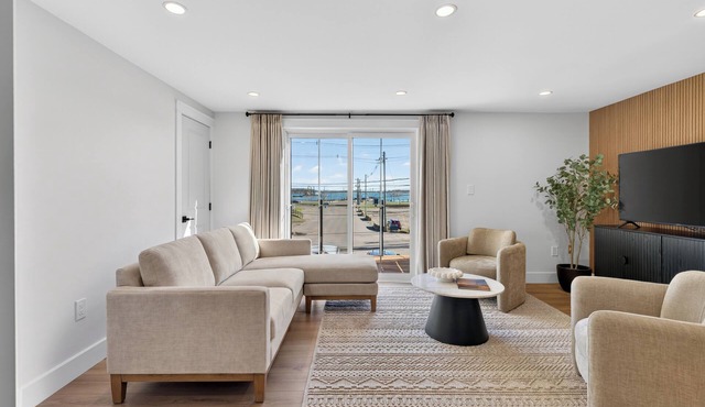 Holman's Harbourview Suite -Renovated Waterview Suite in the Heart of Summerside in Summerside