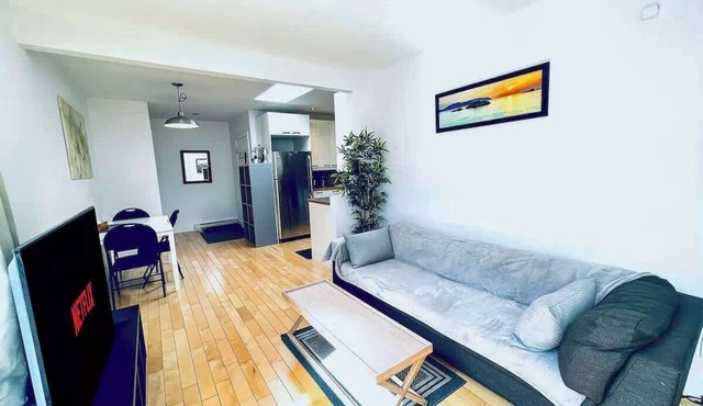 Homa 1 | A haven of light | WiFi | Workdesk | AC in Montréal
