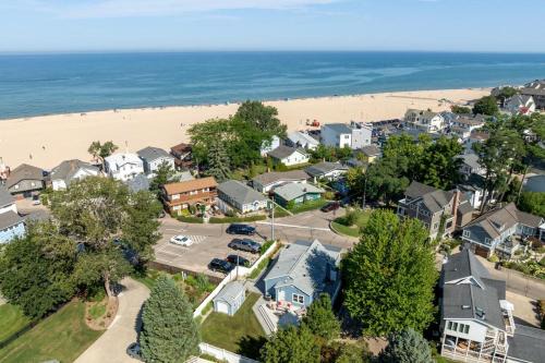 House Haven steps from North Beach walk to town in South Haven