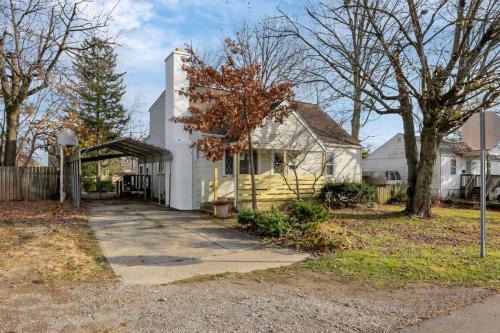 Housepitality - West Side Lodge - 6 BR 2 BA in Columbus