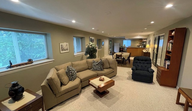 HUGE & QUIET Spacious 1100sq ft, 2BR Suite in Fraser Heights in Surrey