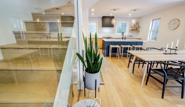 HushHaus- Sleeps 9- Hike Bike Golf-AC, luxury linens and VIP parking pass in Mont-Tremblant