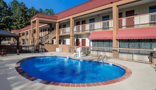 Ideal for Budget Travelers| Parking, Breakfast | 2.2 miles to Cadence Arena! in Tupelo