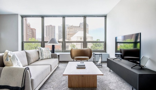 Ideal Lakeview 1BR w/Deck, Pool & Gym, nr Lincoln Park, by Blueground in Chicago