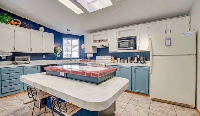 Idyllic Rock Island Home w/Columbia River Views in Rock Island