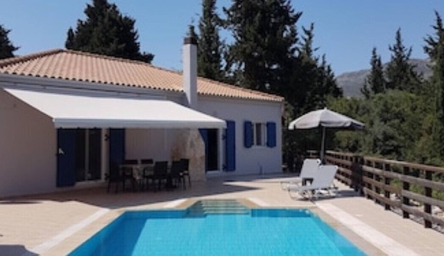 In a secluded setting with sea and mountain view. Infinity pool,10 mins to beach in Loukata