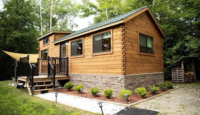 Incredible Modern Tiny Log Cabin near the Ammonoosuc River for a Romantic Getaway in New Hampshire in Bath