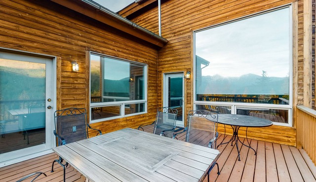Inviting mountain getaway w/ scenic deck, private hot tub, pool table & foosball in Breckenridge