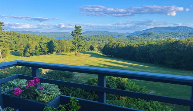 Jaw-dropping views. Gorgeous 4-bed, FREE golf, hiking trails + the lake in Sunapee