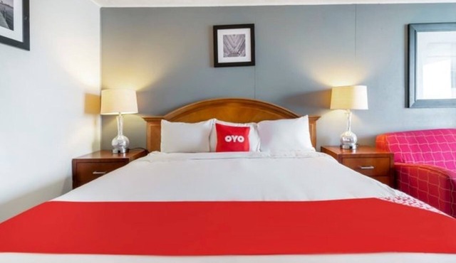 King Bed Comfort & Convenience: Pet-Friendly Option & Free Self-Park! in Jefferson Davis Parish