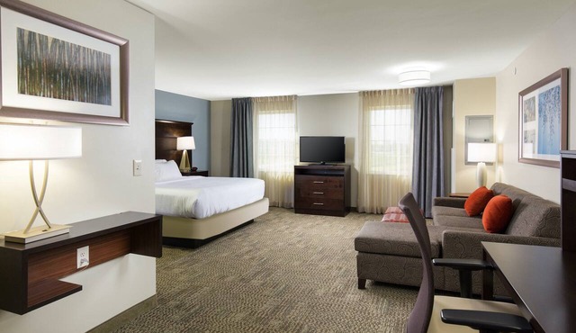 King Studio. Free Breakfast Buffet. Pool & Gym Access. in Denver
