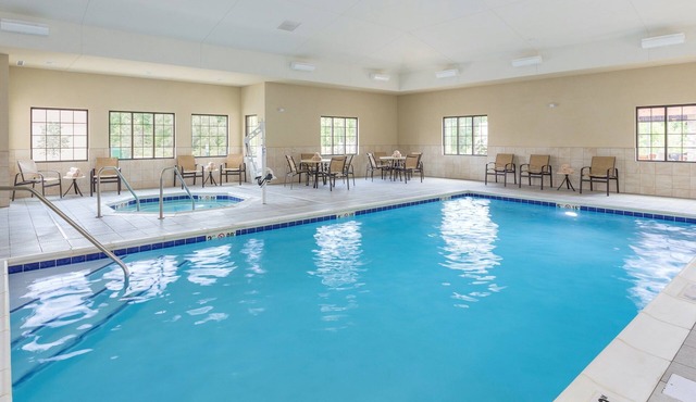 King Suite. Free Breakfast Buffet. Pool & Hot Tub Access. in Canton