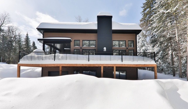 La Grande Ourse : Modern Waterfront w/spa in Saint-Adolphe-d'Howard