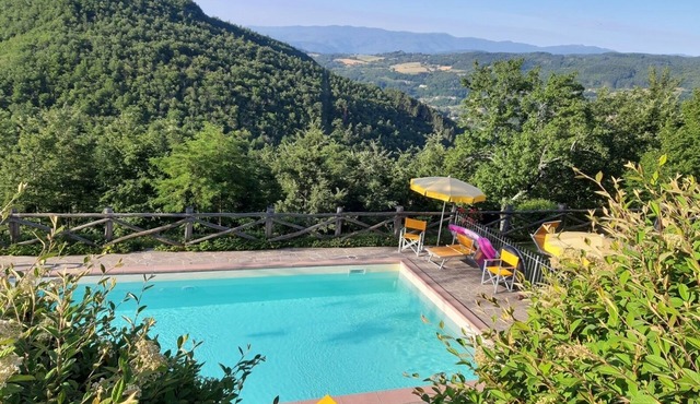 LA SCATOLAIA panoramic Villa on Tuscan hills with private pool and fenced garden in Papiano