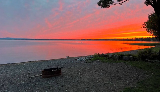 Lake Champlain 2-bedroom cottage with kayaks and bikes in beautiful Alburgh. in Alburgh