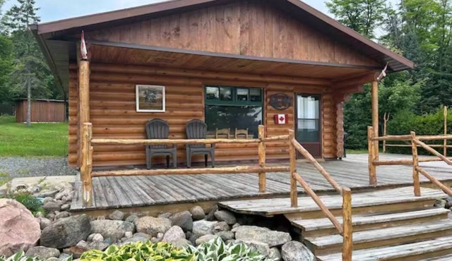 Lakefront Cabin #2 - 4 Season - Sleeps 7 in Sundridge