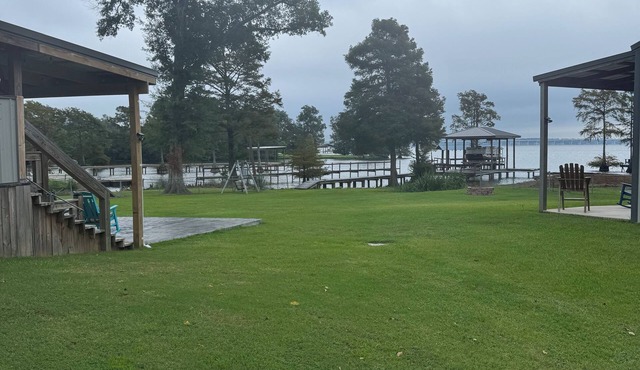 Lakefront quiet Charming 3-bedroom house with WiFi and AC in serene Shreveport. in Shreveport