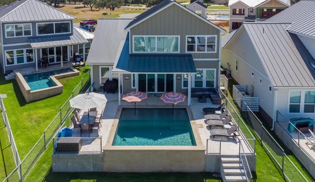 Lakeside Luxury Villa with Swimming Pool, Boat Lift in Kingsland