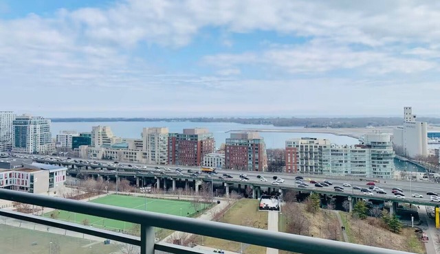 Lakeview 2B2B Modern Condo/FreeParking in Toronto