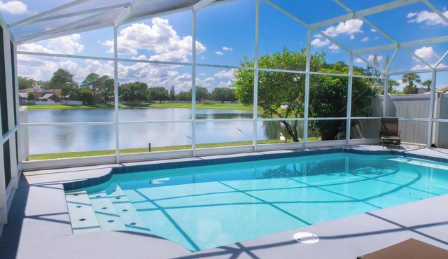 Lakeview 3 Bedroom, 2.5 Bathroom Villa & Private Pool (very close to Disney and Orlando) in Kissimmee