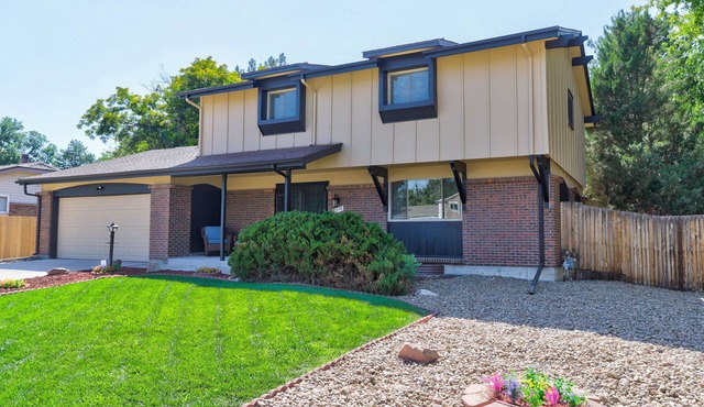 Large home inArvada, centrally located, 20min to downtown, garage parking, 420ok in Arvada