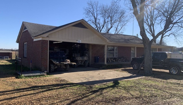 Large house set up for many guests in delta in Lambert
