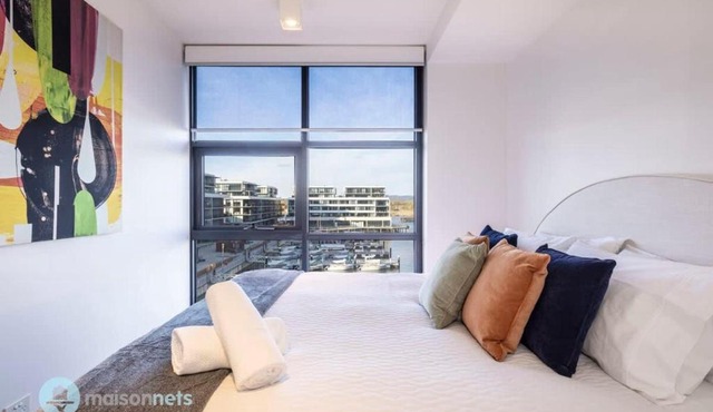 Large Modern 2 Bdrm Apt, Water Views, 2x Car Spots in Canberra