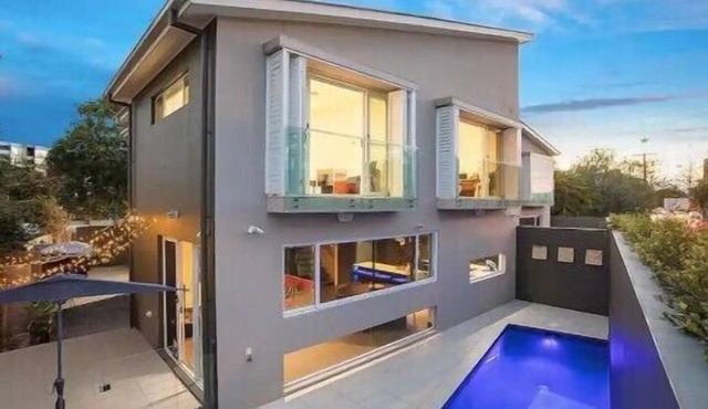 Large Surfer's Sanctuary 4 beds 4 bath and pool in Gold Coast