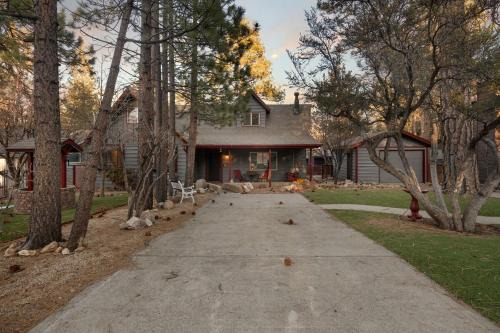 Little Red Cabin with a Hot Tub BBQ plus large Yard in Sugarloaf