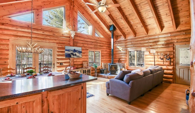 LodgeLife Springbrook - Unwind in Nature Lux Log Cabin in the Heart of Adventure in Springbrook