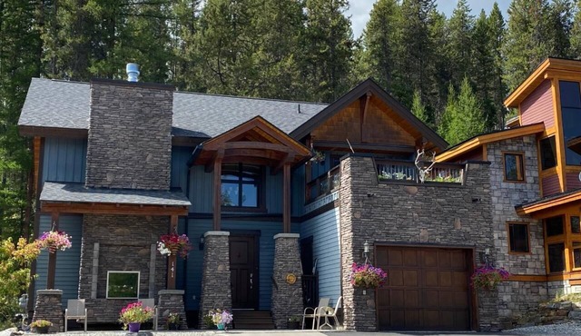 Logues Lodge Kimberley Chalet @ Ski Hill & across from Trickle Creek Golf Course in Kimberley