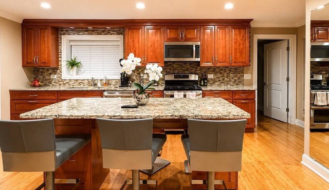 Lombard Luxury 4BR & 1BH close to Mall & Freeway in Lombard