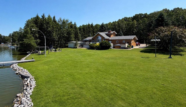 Lone Pine Cabin Private Lakefront, Dock, Firepit Big Yard Sleeps 14 in Gainford