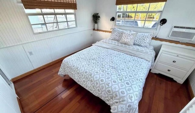 Love Shack: 2-bedroom houseboat with decks and views in Cayo Hueso