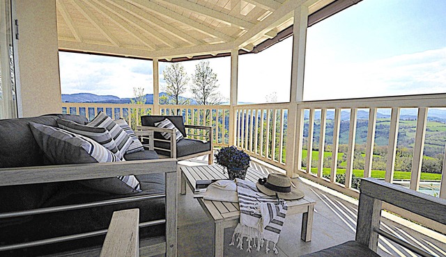 Lovely Villa on Tuscan/Umbria border; Private 18m pool; Glorious Views. in Lippiano
