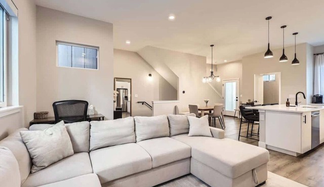 Luxe Rooftop Escape - City & Mountain Views in Denver