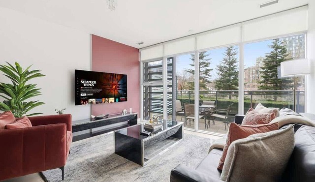 Luxurious 4BR Oasis Walk to CN Tower Entertainment in Toronto