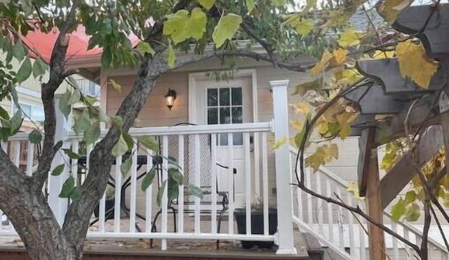 Luxuriously comfortable & peaceful getaway downtown Ashland, with views. in Ashland