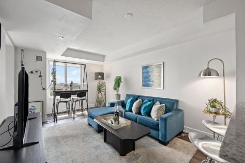 Luxury 2BDR Condo w pool, hot tub, sauna & 10m from Airport in Toronto