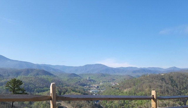 Luxury 3, 4, 7 Night stay in a 2 Bedroom suite at Westgate Smoky Mountain Resort in Gatlinburg