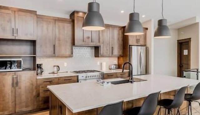 Luxury 4 BDR Home/Hot tub/Amazing Fireplace! in Fernie