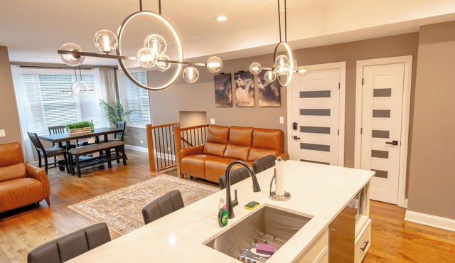 Luxury 6Bedroom, 4.5 Bathroom Home Mins from Downtown and the Lake in Chicago