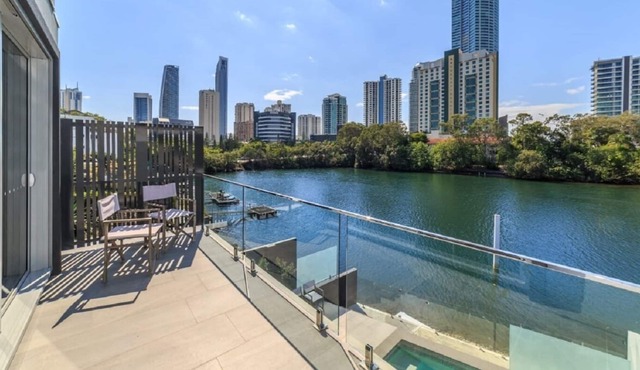 Luxury 7 Bedroom, 6 Bathroom, 3 Level, Waterfront Villa with Pool in Surfers Paradise